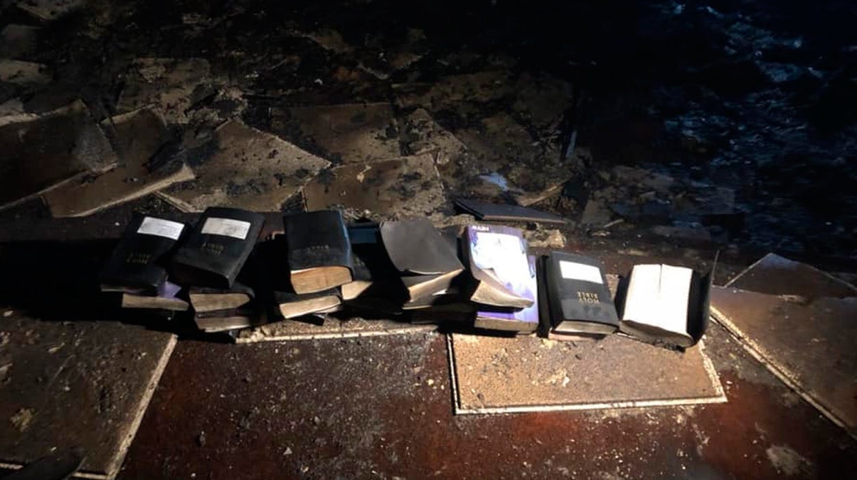 Un incendio devasta una iglesia, pero quedan intactas las Biblias y las cruces Un incendio devasta una iglesia, pero quedan intactas las Biblias y las cruces