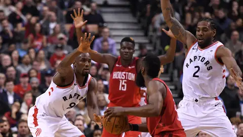 Serge Ibaka defiende a James Harden Serge Ibaka defiende a James Harden