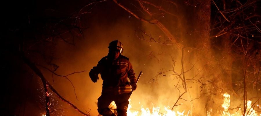 Imagen de un bombero en las labores de extinción de los fuegos en Asturias Imagen de un bombero en las labores de extinción de los fuegos en Asturias