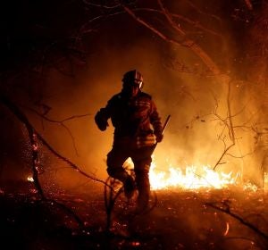 Imagen de un bombero en las labores de extinción de los fuegos en Asturias Imagen de un bombero en las labores de extinción de los fuegos en Asturias