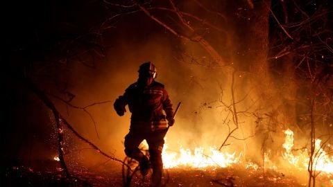 Imagen de un bombero en las labores de extinci&oacute;n de los fuegos en Asturias