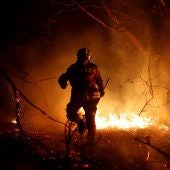 Imagen de un bombero en las labores de extinción de los fuegos en Asturias