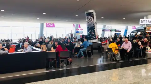 Sala de espera del Aeropuerto de Son Sant Joan Sala de espera del Aeropuerto de Son Sant Joan