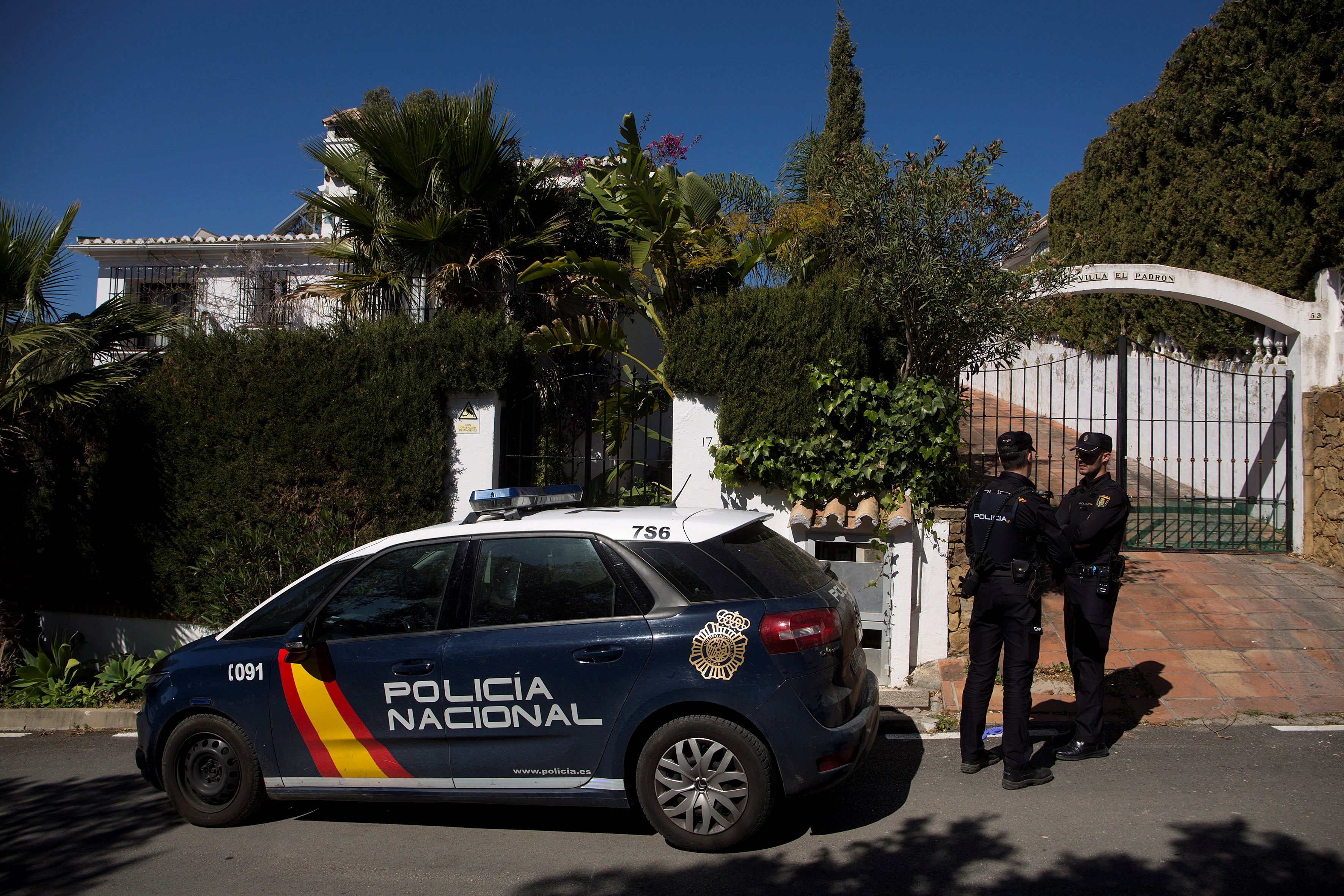 Un hombre asesina a su mujer en Estepona y después se autolesiona Un hombre asesina a su mujer en Estepona y después se autolesiona