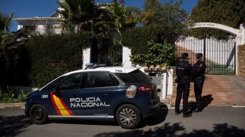 Dos miembros de la Polic&iacute;a Nacional custodian la vivienda donde se produjo el crimen