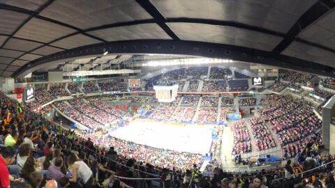 El Wizink Center abarrotado de p&uacute;blico en el partido de baloncesto femenino Movistar Estudiantes - Magec T&iacute;as