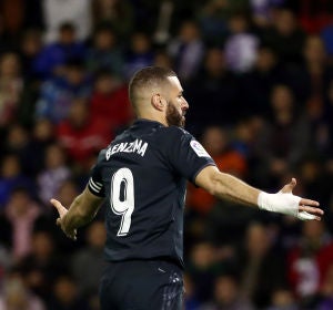 Benzema celebra uno de sus goles contra el Valladolid Benzema celebra uno de sus goles contra el Valladolid