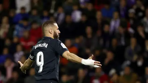 Benzema celebra uno de sus goles contra el Valladolid Benzema celebra uno de sus goles contra el Valladolid