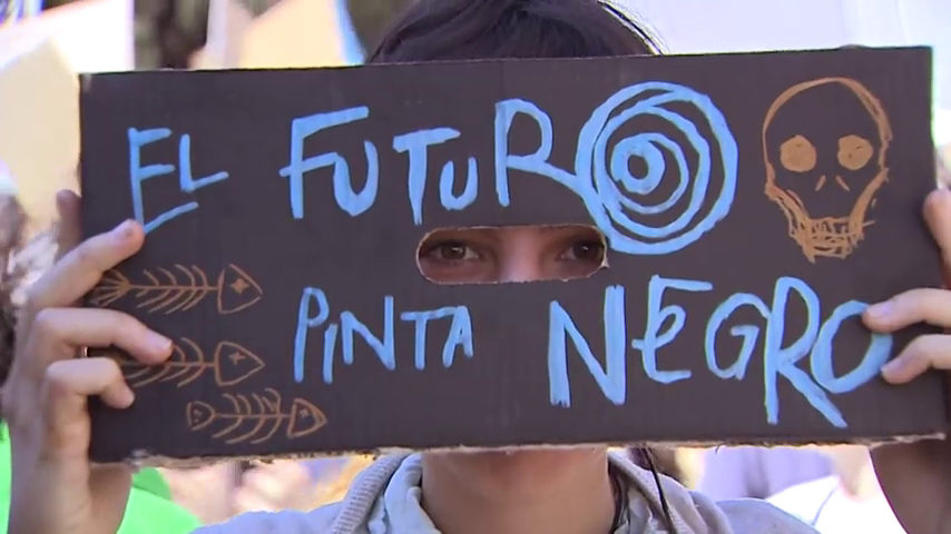 Multa por pintar con tiza en la pared frases contra el cambio climático Multa por pintar con tiza en la pared frases contra el cambio climático
