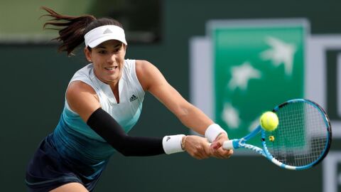 Garbi&ntilde;e Muguruza golpea una pelota