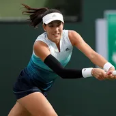 Garbiñe Muguruza golpea una pelota Garbiñe Muguruza golpea una pelota