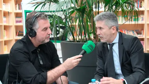 Carlos Alsina con Fernando Grande-Markaska Carlos Alsina con el ministro del Interior, Fernando Grande-Markaska