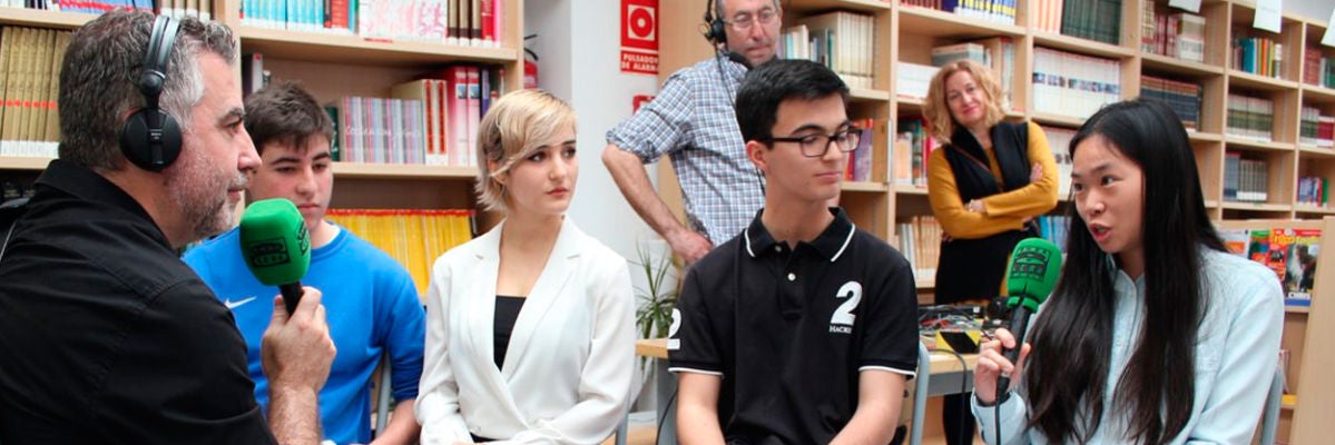 Adolescentes del colegio Miramadrid con Carlos ALsina Adolescentes del colegio Miramadrid con Carlos ALsina