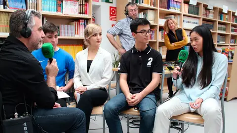 Adolescentes del colegio Miramadrid con Carlos ALsina Adolescentes del colegio Miramadrid con Carlos ALsina