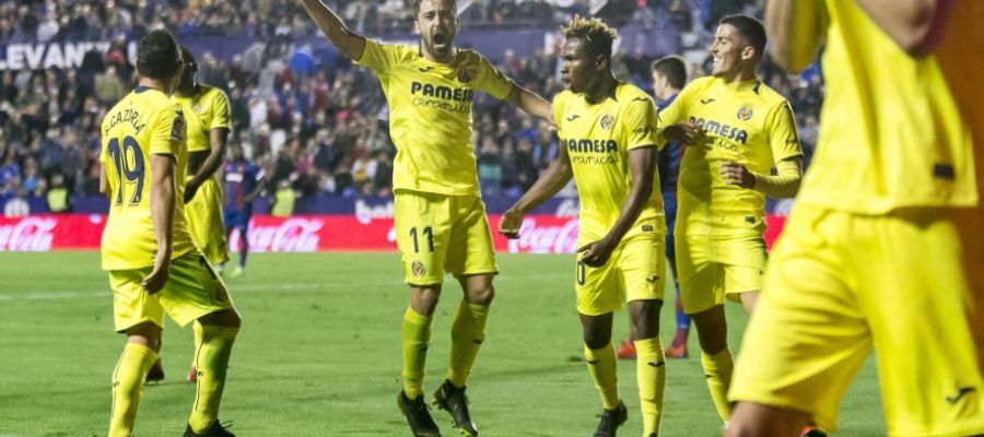 La plantilla del Villarreal celebra la victoria en Valencia. La plantilla del Villarreal celebra la victoria en Valencia.