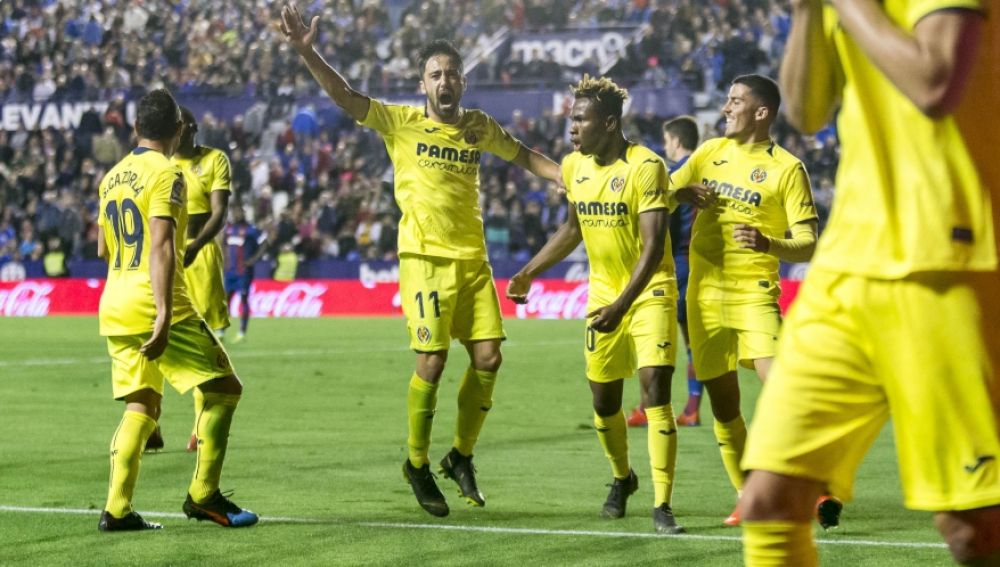La plantilla del Villarreal celebra la victoria en Valencia.