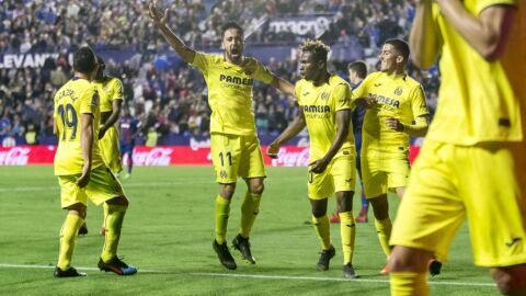 La plantilla del Villarreal celebra la victoria en Valencia.