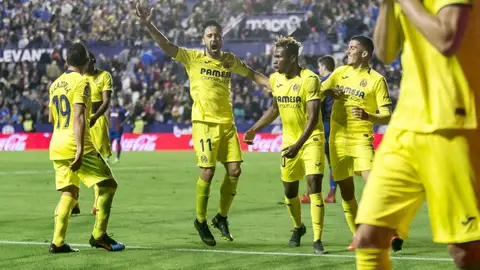 La plantilla del Villarreal celebra la victoria en Valencia. La plantilla del Villarreal celebra la victoria en Valencia.