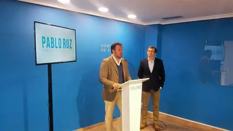 Pablo Ruz y Francisco Javier García Mora en la sede del PP de Elche Pablo Ruz y Francisco Javier García Mora en la sede del PP de Elche
