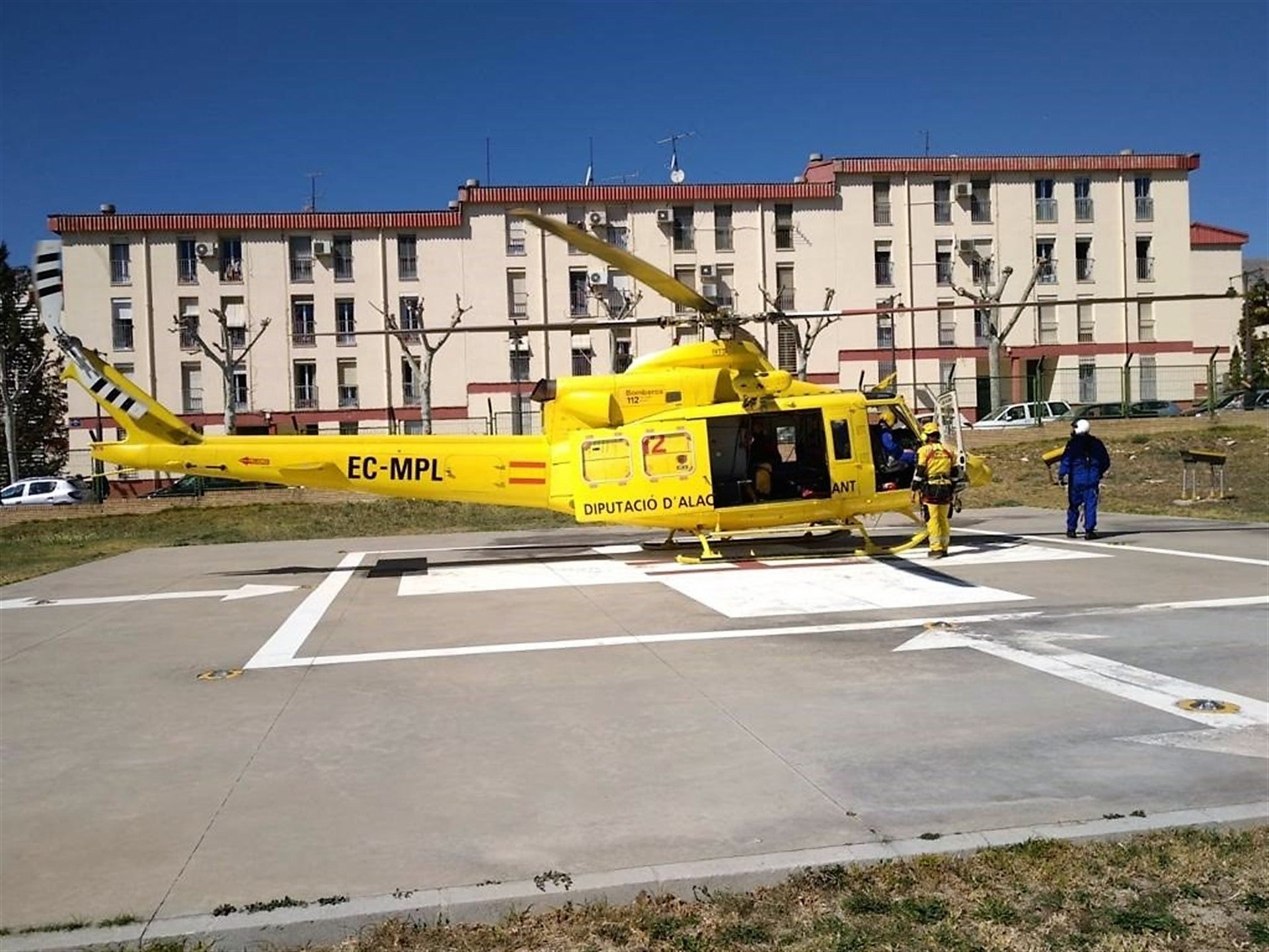 Los bomberos rescatan en la Sierra del Cid de Elda a mujer de Elche con una posible fractura en un tobillo Los bomberos rescatan en la Sierra del Cid de Elda a mujer de Elche con una posible fractura en un tobillo