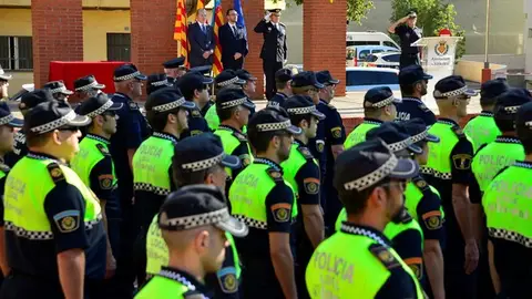 Els agents de la policia local preparats per a l´inici hui dilluns de la campanya de l´ús del cinturó de seguretat. Els agents controlaran els vehicles fins els pròxim diumenge 17 de març.