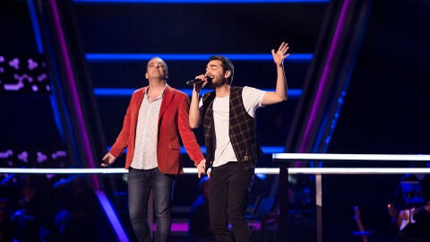 Javi Moya y Shadday López cantan ‘Soldadito Marinero’ en la Batalla de ‘La Voz’