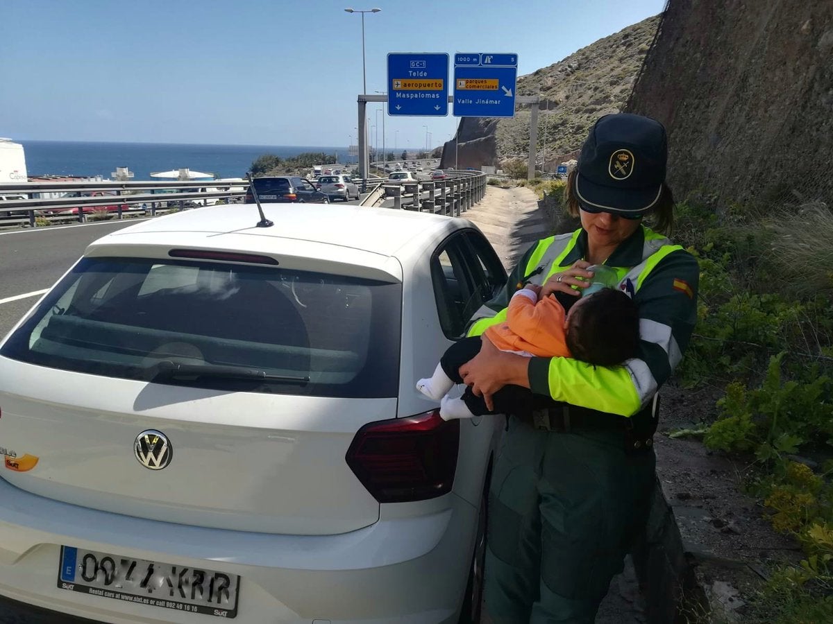 Una guardia civil da el biberón al bebé cuyo padre había sufrido un amago de infarto al volante Una guardia civil da el biberón al bebé cuyo padre había sufrido un amago de infarto al volante