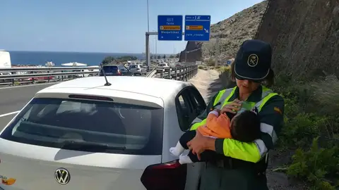 La guardia civil dando el biberón al bebé La guardia civil dando el biberón al bebé