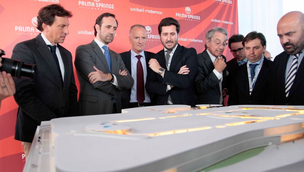 Mateu Isern, José Ramón Bauzá, Christophe Cuvillier, Simon Orchard, Javier Solís y Jaime Martínez en 2014, durante la presentación del proyecto "Palma Springs"