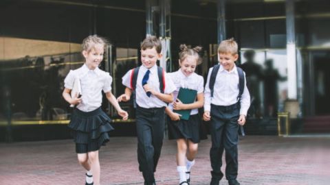 Ni&ntilde;os saliendo del colegio