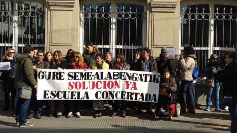 Concentraci&oacute;n de la federaci&oacute;n de padres de la escuela concertada