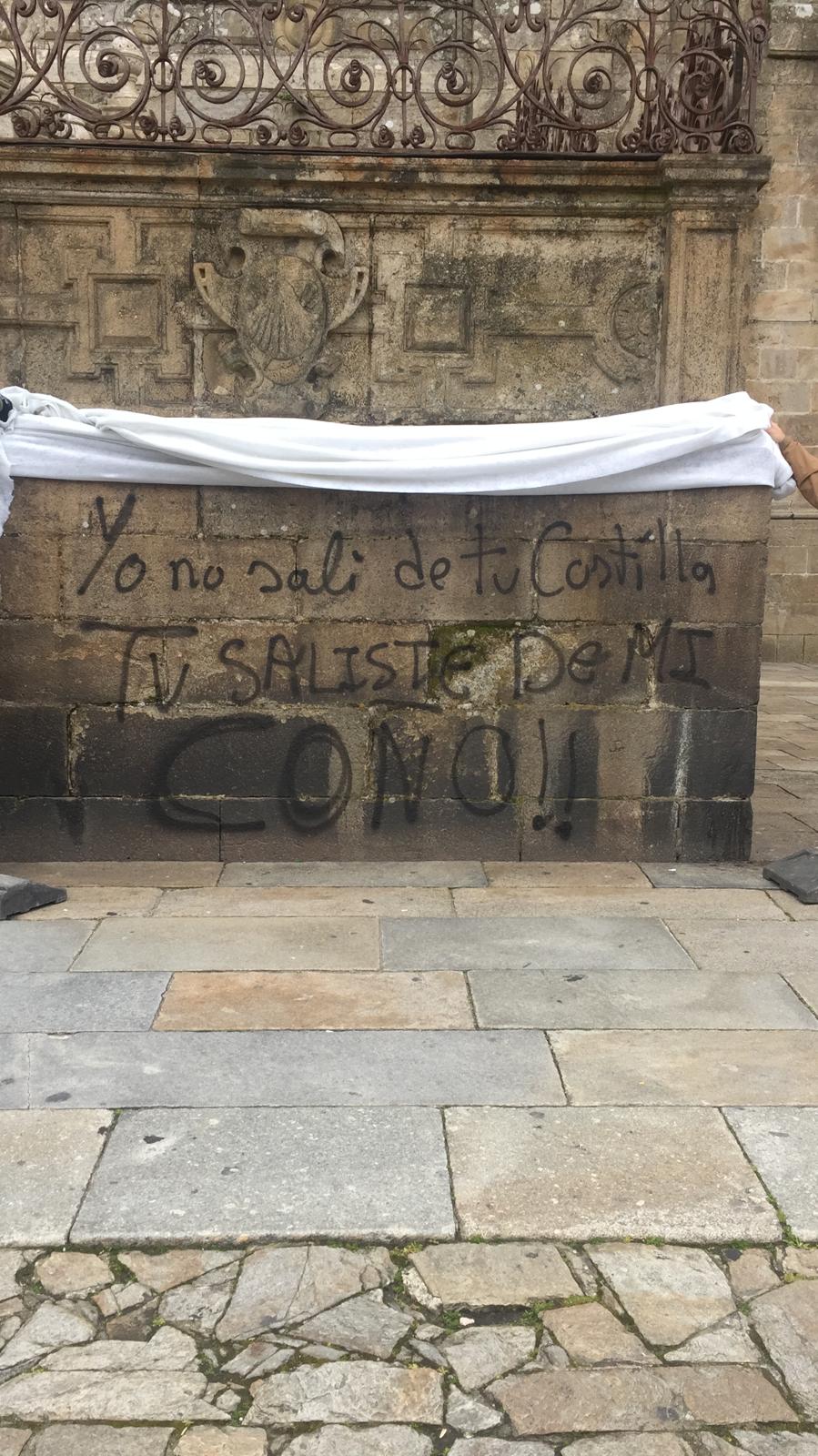 Nuevas pintadas en la Catedral de Santiago: "Yo no salí de tu costilla. Tú saliste de mi coño" Nuevas pintadas en la Catedral de Santiago: "Yo no salí de tu costilla. Tú saliste de mi coño"
