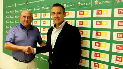 Pablo Serna, de Grupo TM Inmobiliario, junto al presidente del Elche CF, Diego García. ELCHE CF