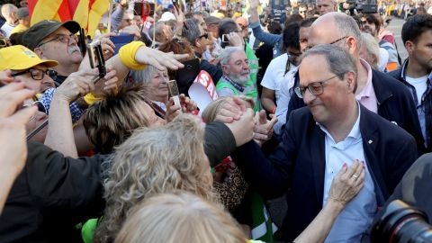 Quim Torra da la mano a los protestantes en la manifestaci&oacute;n convocada en Madrid