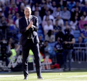 Zinedine Zidane, dirigiendo a su equipo en su primer partido de su segunda etapa. Zinedine Zidane, dirigiendo a su equipo en su primer partido de su segunda etapa.