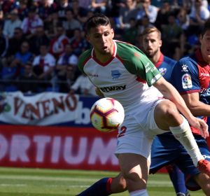 Calleri lucha con Mantovani por hacerse con un balón. Calleri lucha con Mantovani por hacerse con un balón.