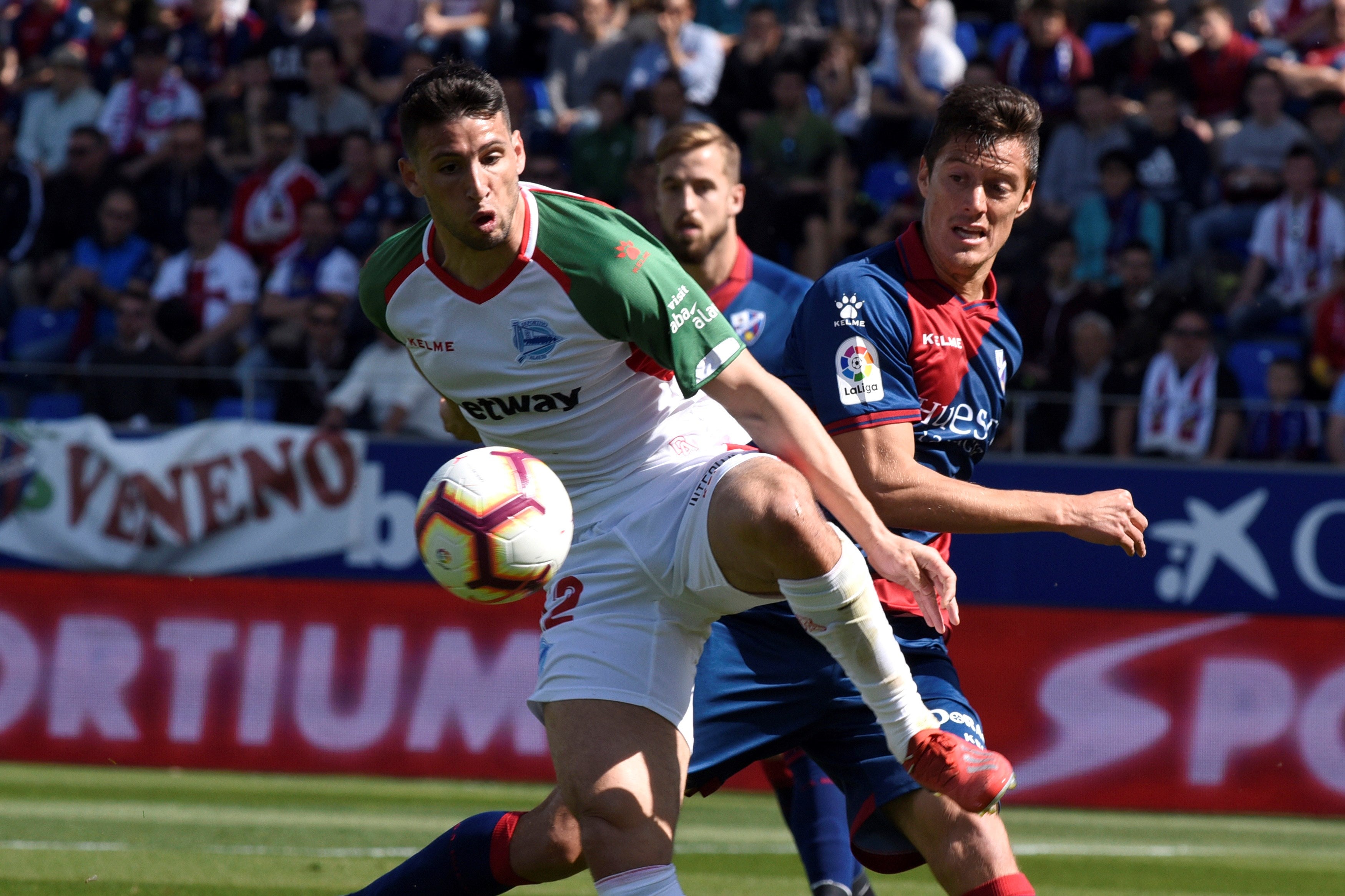 El Alavés aumenta su buena racha y le complica la vida más al Huesca El Alavés aumenta su buena racha y le complica la vida más al Huesca