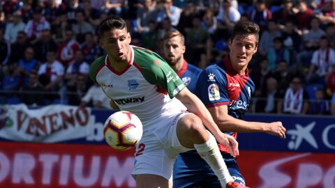 Calleri lucha con Mantovani por hacerse con un bal&oacute;n. 