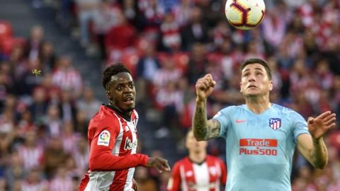 Williams lucha por el bal&oacute;n con Jos&eacute; Mar&iacute;a Gim&eacute;nez. 