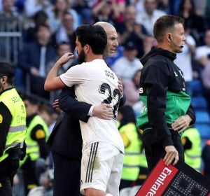 Zidane abraza a Isco en su primer partido en el Bernabéu. Zidane abraza a Isco en su primer partido en el Bernabéu.