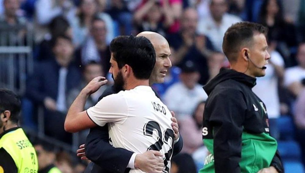 Zidane abraza a Isco en su primer partido en el Bernabéu.