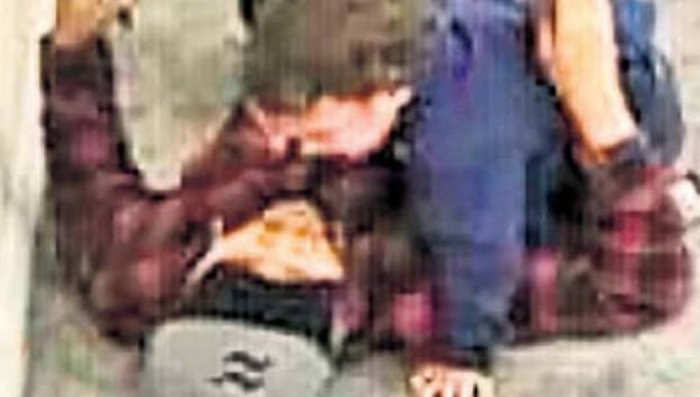 Zulfirman Syah, visiblemente convaleciente, con su hijo, en el momento del atentado de Nueva Zelanda. 