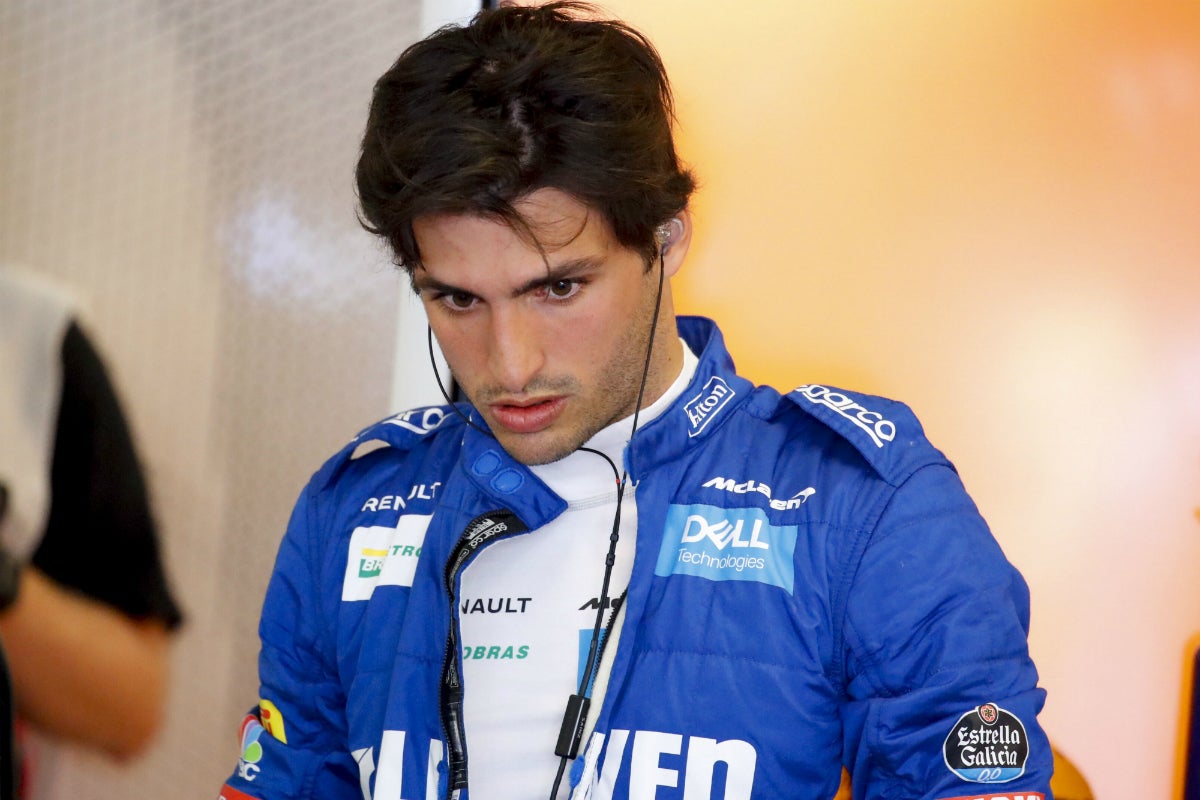 Carlos Sainz, tras la rotura del motor del McLaren: "Una pena, me había metido en la pelea por los puntos" Carlos Sainz, tras la rotura del motor del McLaren: "Una pena, me había metido en la pelea por los puntos"