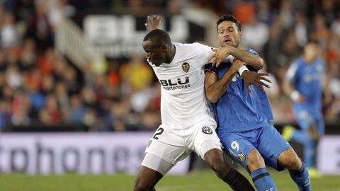 El defensa del Valencia Mouctar Diakhaby y el delantero del Getafe Jorge Molina