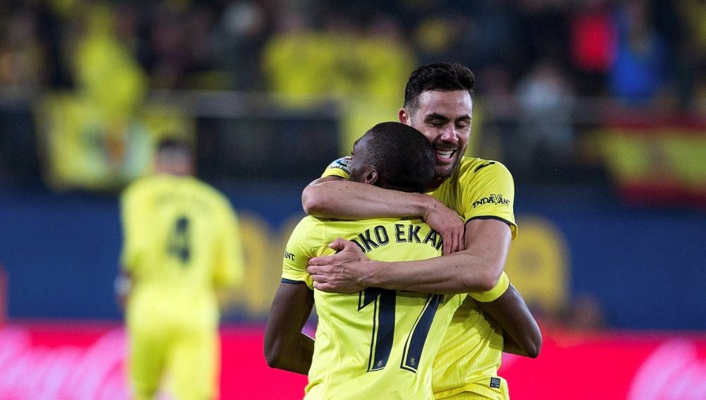Iborra y Ekambi se abrazan para celebrar el gol del Villarreal