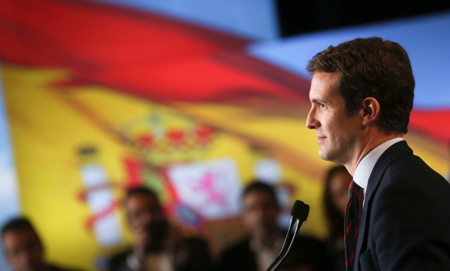 Casado exige a Sánchez que mande a la Policía a retirar los lazos amarillos Casado exige a Sánchez que mande a la Policía a retirar los lazos amarillos