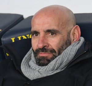 Monchi sonríe en el banquillo Monchi sonríe en el banquillo