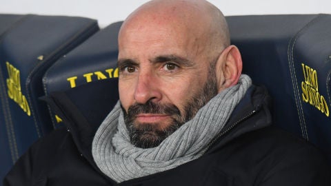 Monchi sonr&iacute;e en el banquillo