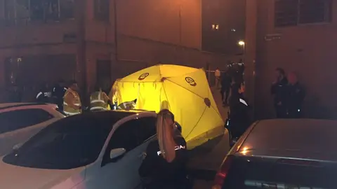 Imagen del momento en el que el Samur atendía a los heridos en una reyerta en el Puente de Vallecas Imagen del momento en el que el Samur atendía a los heridos en una reyerta en el Puente de Vallecas