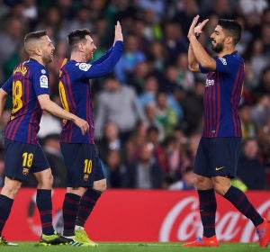 Messi y Suárez se felicitan por el gol del Barça Messi y Suárez se felicitan por el gol del Barça